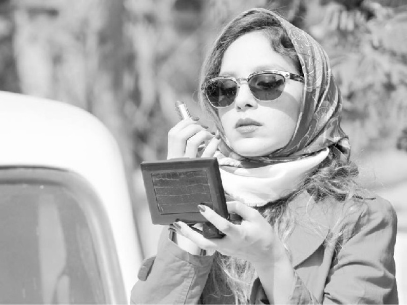 صور جميلة عوض تحتفل بتخرجها بحضور والدتها